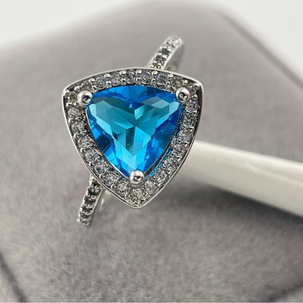 Beautiful Trillion Cut Halo Bright Blue Diamond CZ Silver Plated Ring‎